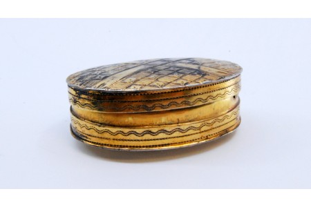 Caixa de Vinagrete em prata e ouro de forma oval com gravados na tampa